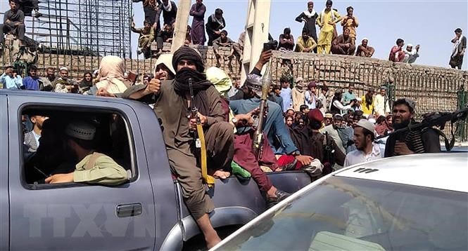 Các tay súng Taliban trên một đường phố ở tỉnh Jalalabad, Afghanistan, ngày 15/8. (Ảnh: AFP/TTXVN).
