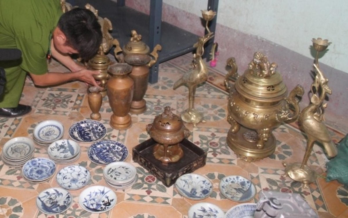 Một số đồ cổ được lực lượng công an thu hồi. Ảnh: Báo Thanh niên.