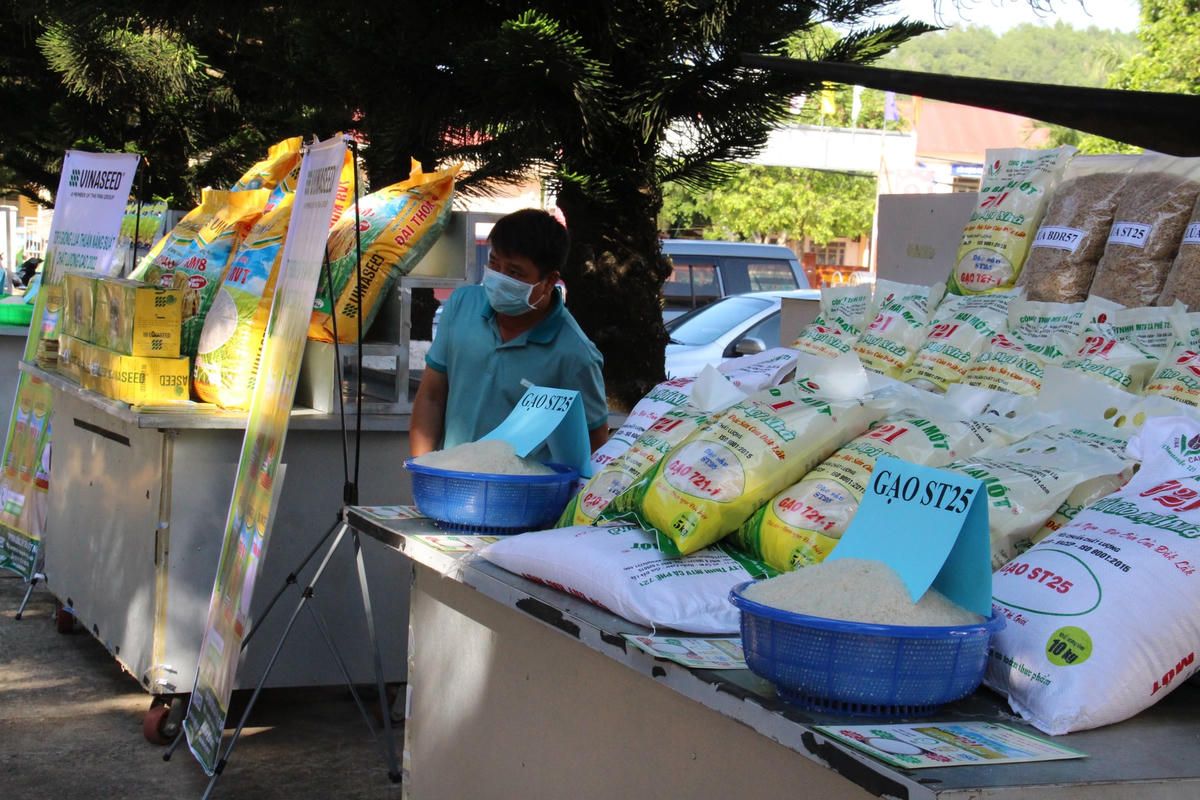 Sản phẩm Gạo ST25 trồng tại huyện EaKar trưng bày tại hội thảo .