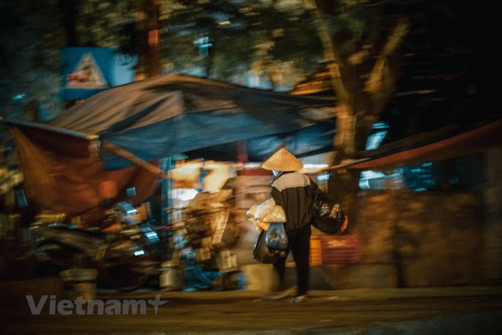 Những gánh hàng vội vã trong đêm...(Ảnh: Minh Hiếu/Vietnam+).