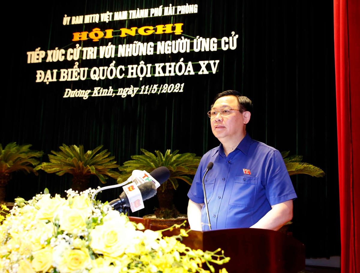 Chủ tịch Quốc hội Vương Đình Huệ tiếp xúc cử tri quận Dương Kinh (TP Hải Phòng), ngày 11/5.