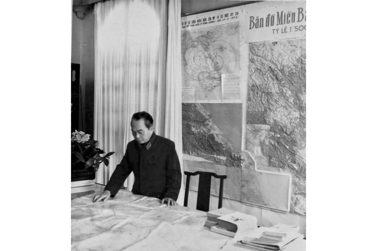 Đại tướng Võ Nguyên Giáp tại phòng làm việc tầng 2 Nhà Con Rồng, trước năm 1968. Nguồn: Bảo tàng Lịch sử Quân sự Việt Nam.