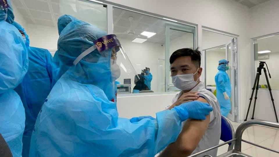 Nhân viên y tế Bệnh viện Bệnh Nhiệt đới Trung ương được tiêm vaccine. Ảnh: Minh Nam