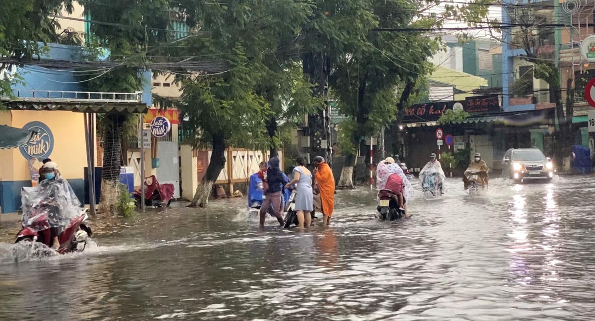 Phương tiện đang lưu thông chết máy giữa đường Trần Hưng Đạo.