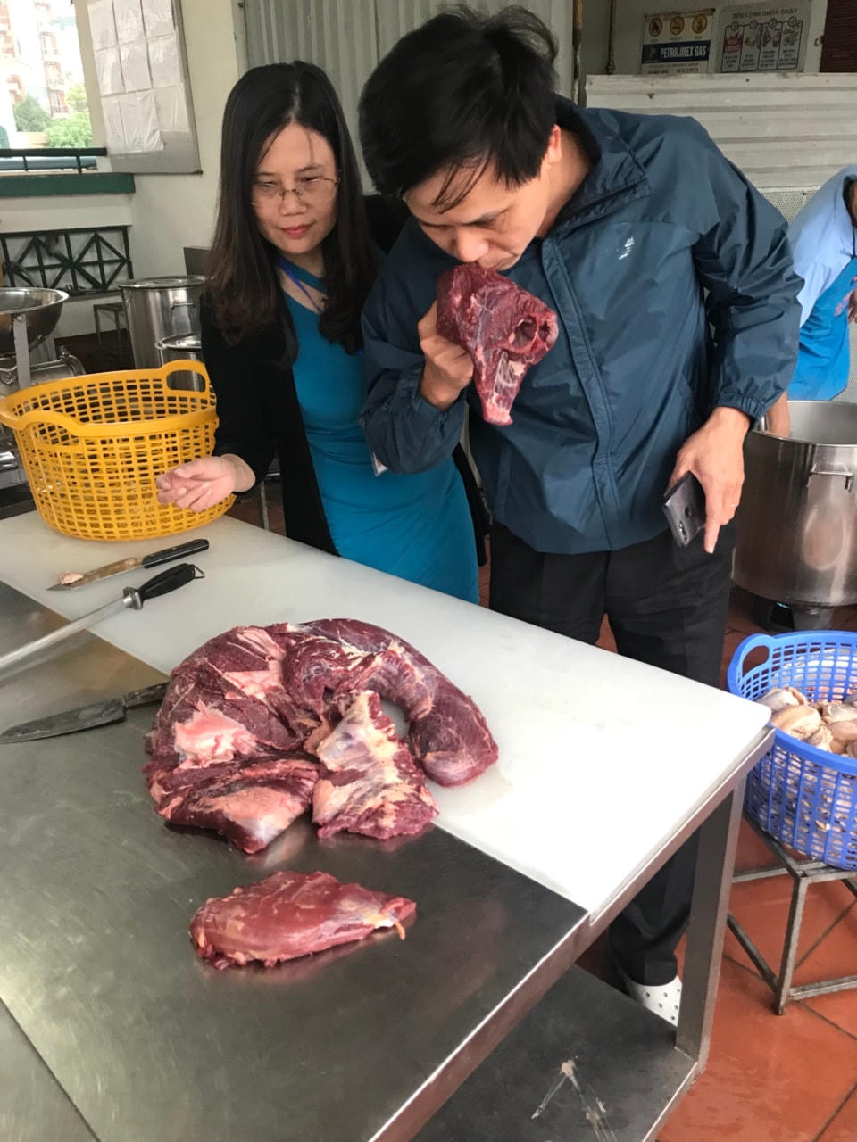 Phụ huynh giám sát thức ăn đưa vào trường học.