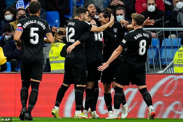Sau 76 phút thi đấu, Elche dẫn Real Madrid 2-0.