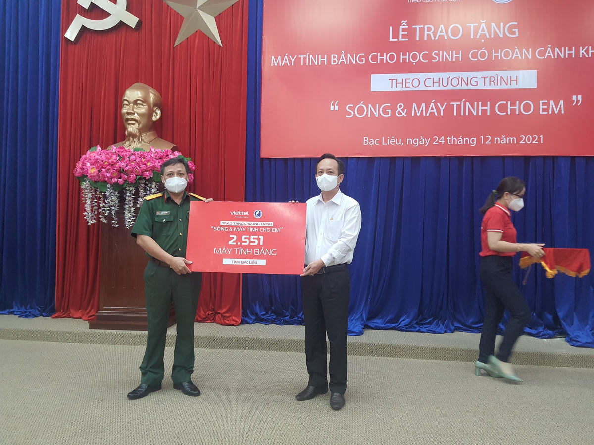 Chủ tịch UBND tỉnh Bạc Liêu Phạm Văn Thiều nhận bảng tượng trưng 2.551 máy tính bảng trao tặng học sinh có hoàn cảnh khó khăn từ đại diện Tập đoàn Viettel.
