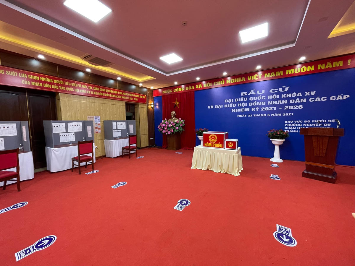 Khu vực bỏ phiếu được sắp xếp, đánh dấu rất chi tiết, cụ thể về vị trí đứng của các cử tri. Ảnh: Mai Loan. 