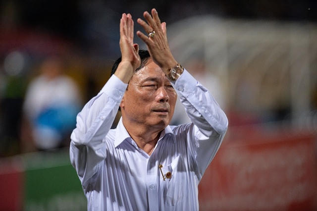 Nổi hơn cả bầu Đức, bầu Đệ khiến V-League xôn xao bởi những công văn "độc nhất vô nhị" của ông. Ảnh: Đỗ Linh.