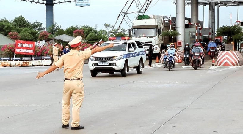 Nhiều ngày qua, Nghệ An ghi nhận có hàng trăm người chạy xe máy từ miền Nam về quê.
