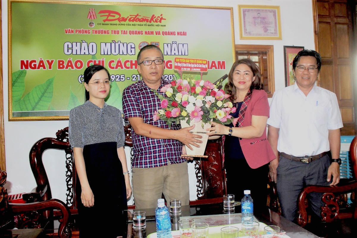 Trưởng Ban Tuyên giáo Tỉnh Quảng Nam chúc mừng Văn phòng Báo Đại Đoàn Kết tại Quảng Nam, Quảng Ngãi.