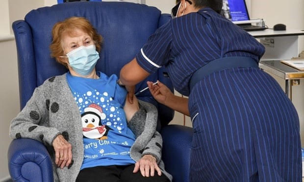 Cụ bà Margaret Keenan được tiêm vaccine phòng Covid-19 của Pfizer/BioNTech. (Nguồn: AP).