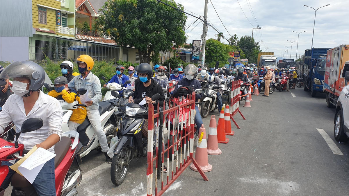 Người dân được phân lối đi để khai báo y tế.