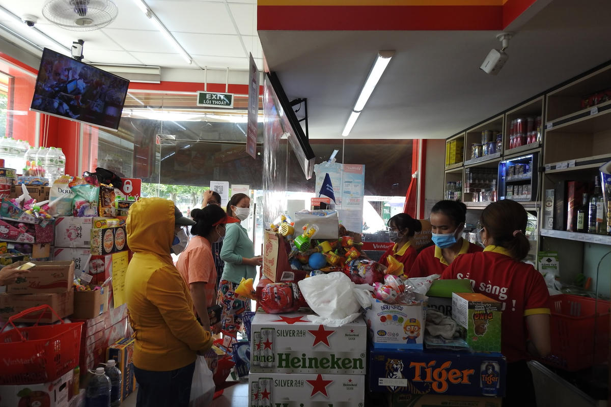 Bên trong một siêu thị ở đường Hàm Nghi, quận Hải Châu. Ảnh Bình Nguyên.
