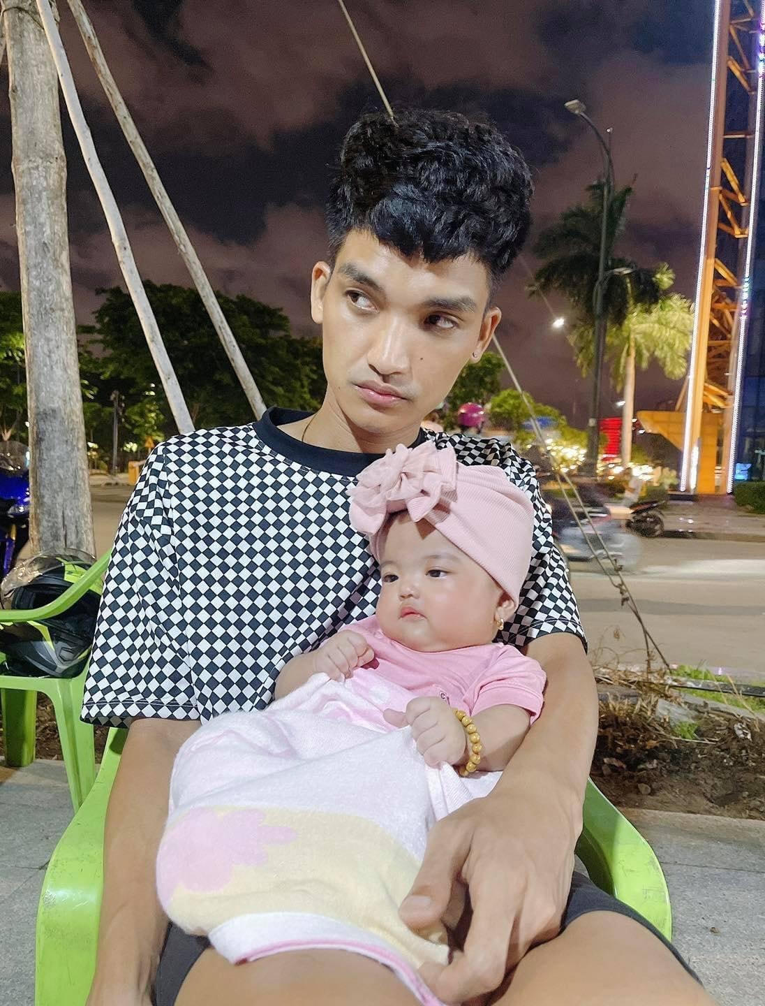 Mạc Văn Khoa khiến mọi người cười muốn xỉu với biểu cảm giống không lẫn vào đâu của hai bố con. Anh hài ước: “Lâu lâu Mẹ Vy Pumpe cho hai Bố Con đi dạo đêm để hóng mát !!! Thật là vui quá đi mất”.
