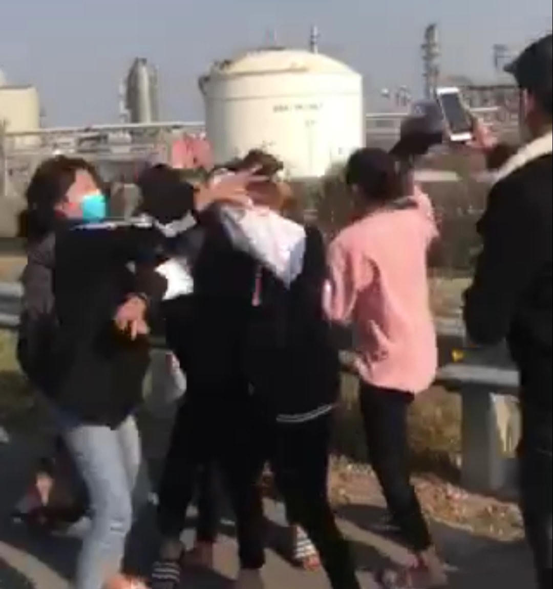 Mặc cho cuộc hỗn chiến xảy ra, nhiều nam thanh niên vẫn đứng quay clip.  