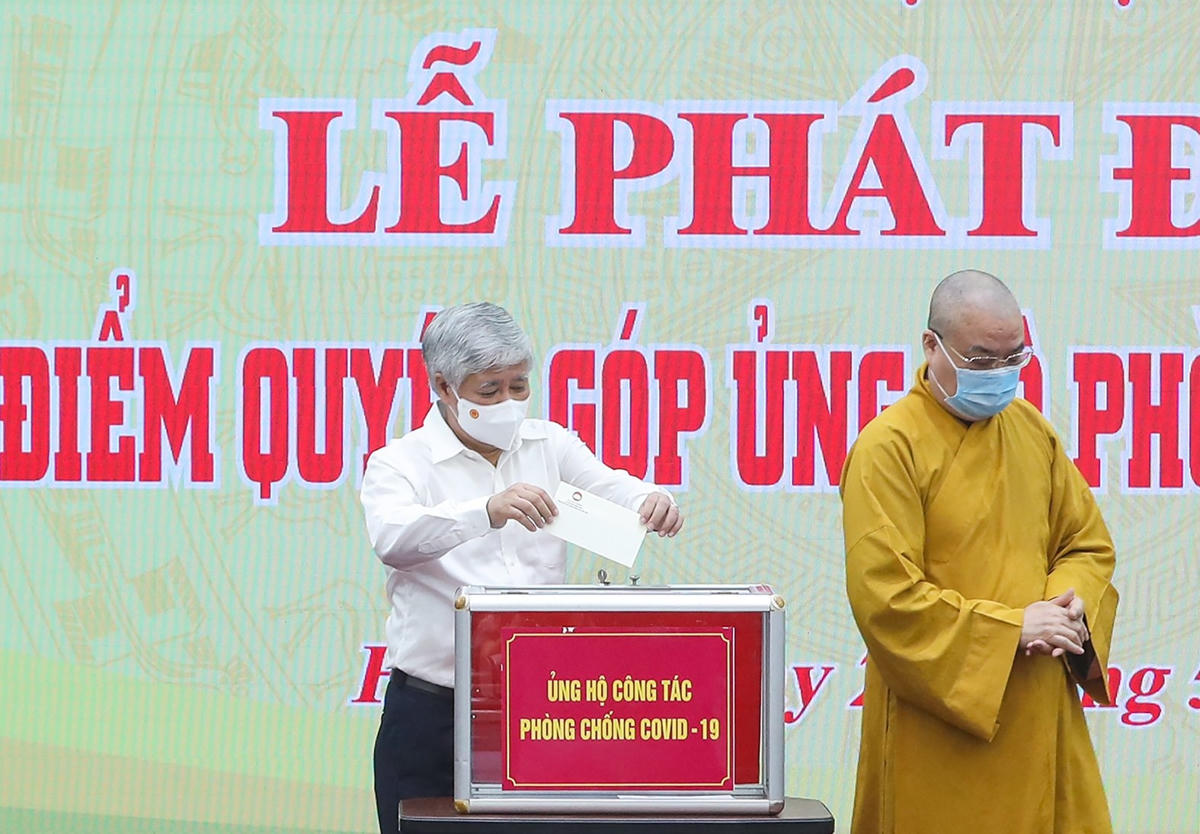 Bí thư Trung ương Đảng, Chủ tịch UBTƯ MTTQ Việt Nam Đỗ Văn Chiến ủng hộ phòng, chống dịch Covid-19. Ảnh: Quang Vinh.
