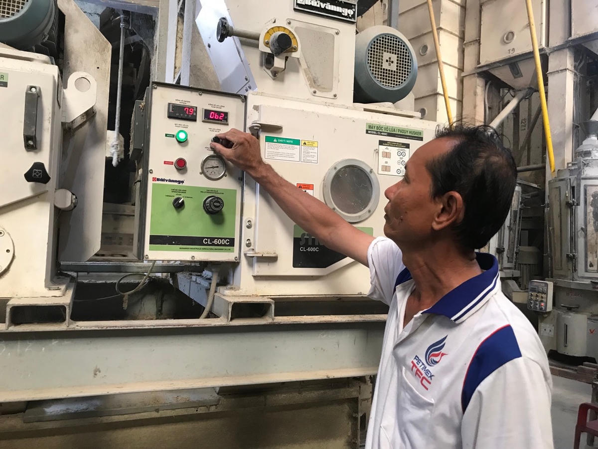 Ông Trần Văn Cư vận hành hệ thống sản xuất thương hiệu Gạo sữa An Cử.