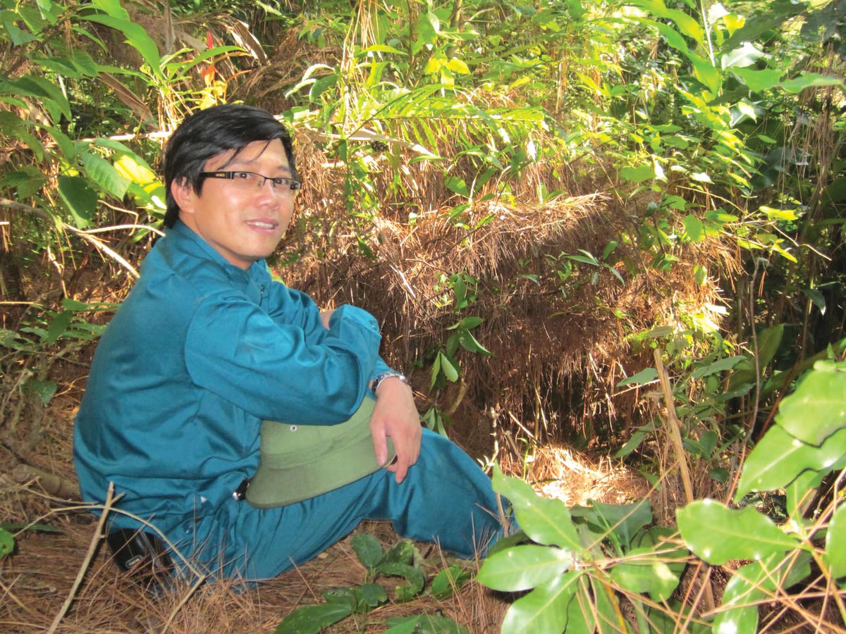 Phóng viên Anh Tuấn trong một chuyến đi rừng.