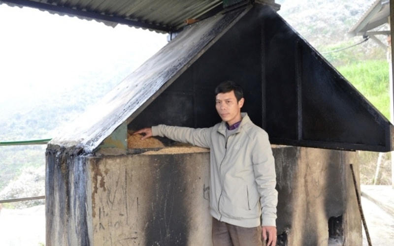 Thầy giáo Vũ Xuân Quế và công trình cấp nước nóng cho học sinh Trường THCS và THPT Bát Xát (Lào Cai).