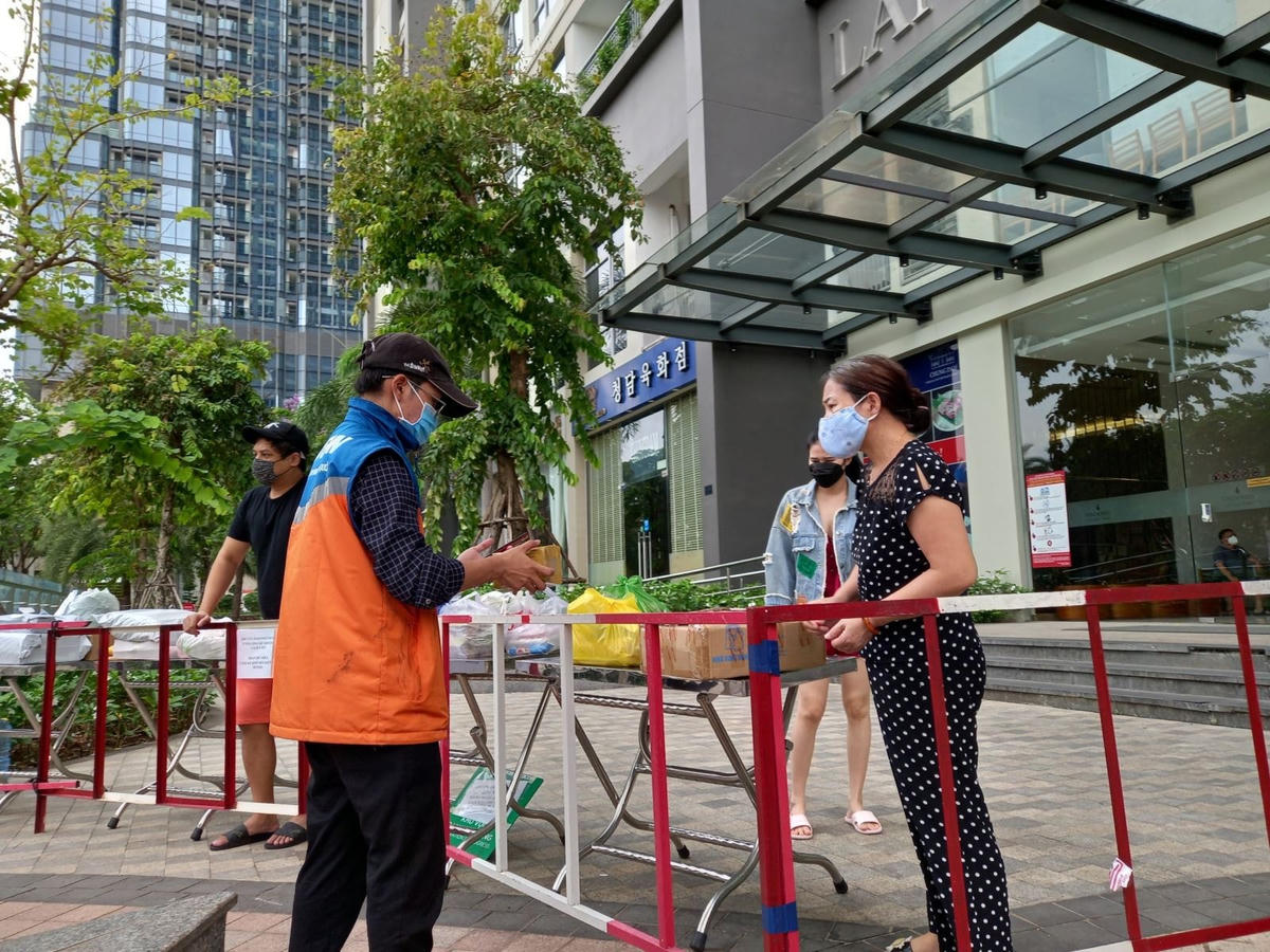 Các shipper giao hàng cho người dân đang sinh sống tại quận Bình Thạnh sau khi được phép  hoạt động liên quận từ 0h ngày 16/9.Trong đó, công nhân lưu thông từ nhà máy, công ty đến nơi cư trú; nhân viên công ty, doanh nghiệp được Ban quản lý khu chế xuất, khu công nghiệp và khu công nghệ cao xác nhận và ghi rõ thời gian lưu thông như trên; có xét nghiệm âm tính trong thời gian 5 ngày; có khai báo y tế trên phần mềm của Bộ Công an.