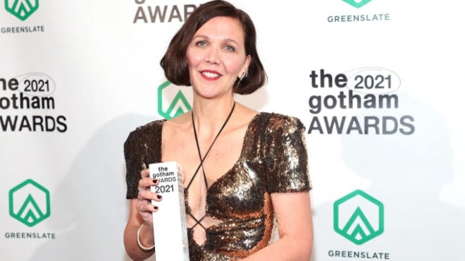 Maggie Gyllenhaal, đạo diễn “The Lost Daughter” nhận giải Gotham 2021.