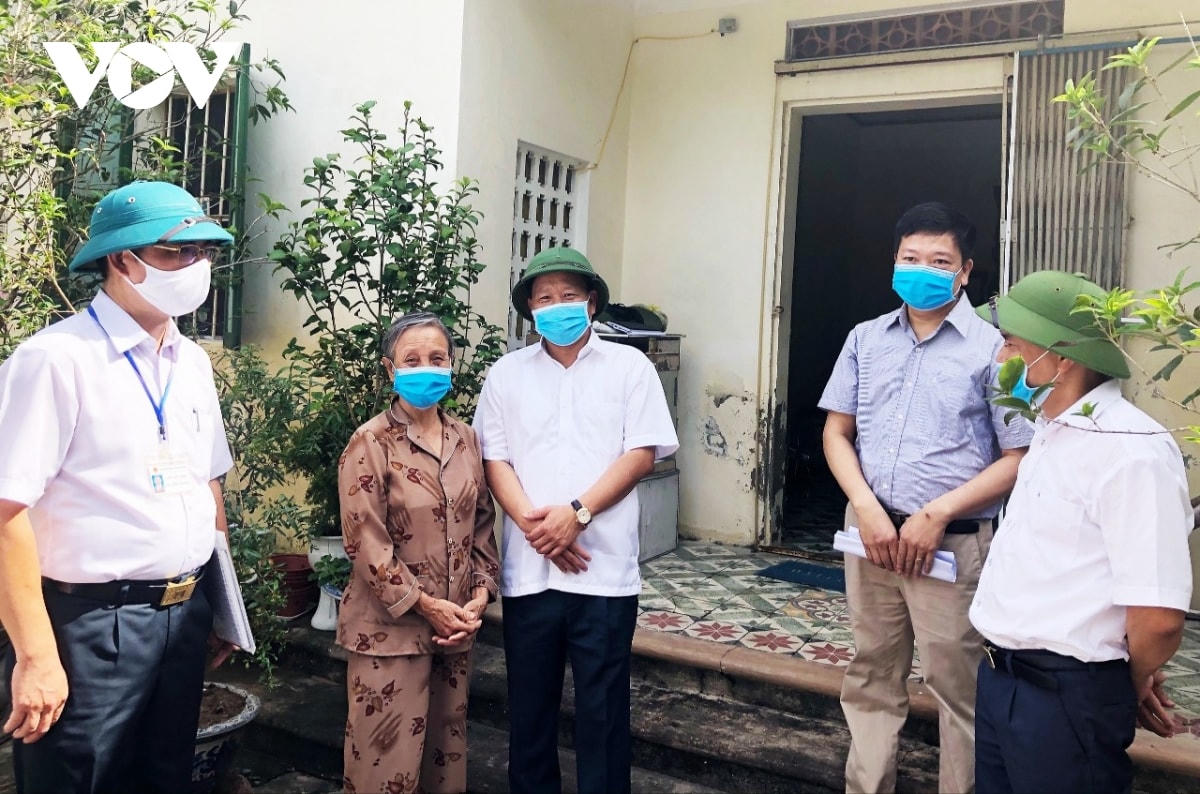 Lãnh đạo quận Lê Chân xuống tận nhà từng hộ, lắng nghe tâm tư, nguyện vọng và giải quyết thỏa đáng các ý kiến, kiến nghị của người dân.  