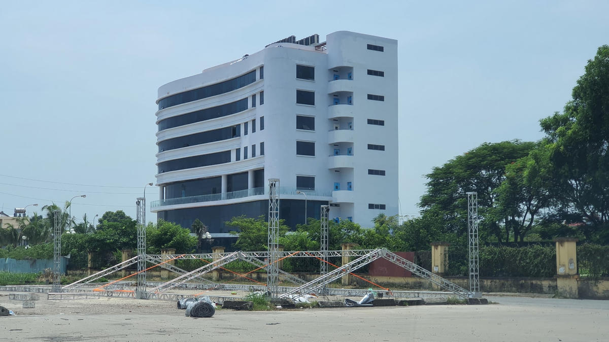 Chốt phụ trên tuyến QL 5 cũ đang gấp rút được thành lập trên tuyến giao thông chính ra, vào cảng Hải Phòng.