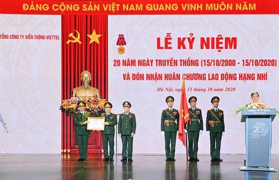 Trung tướng Hoàng Xuân Chiến trao Huân chương Lao động hạng Nhì cho Viettel Telecom.