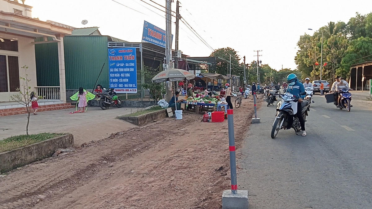 Tại Ấp 4, xã Gia Canh có một chợ nhỏ tự phát ngay trên đoạn đường thi công, không đảm bảo về ATGT, không có người hướng dẫn, điều tiết giao thông.