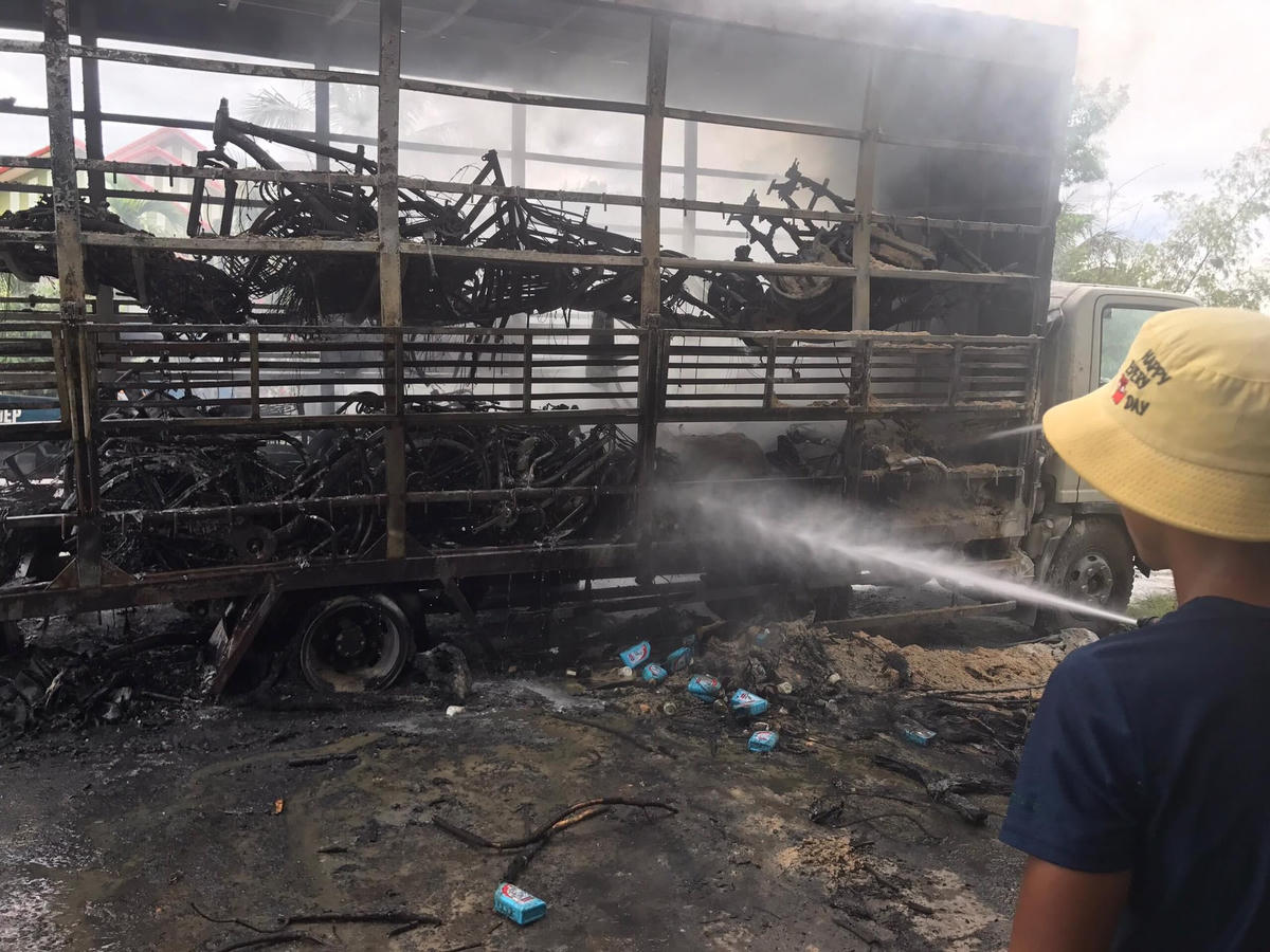 Vụ cháy đã gây thiệt hại lớn về hàng hóa và phương tiện điều khiển.