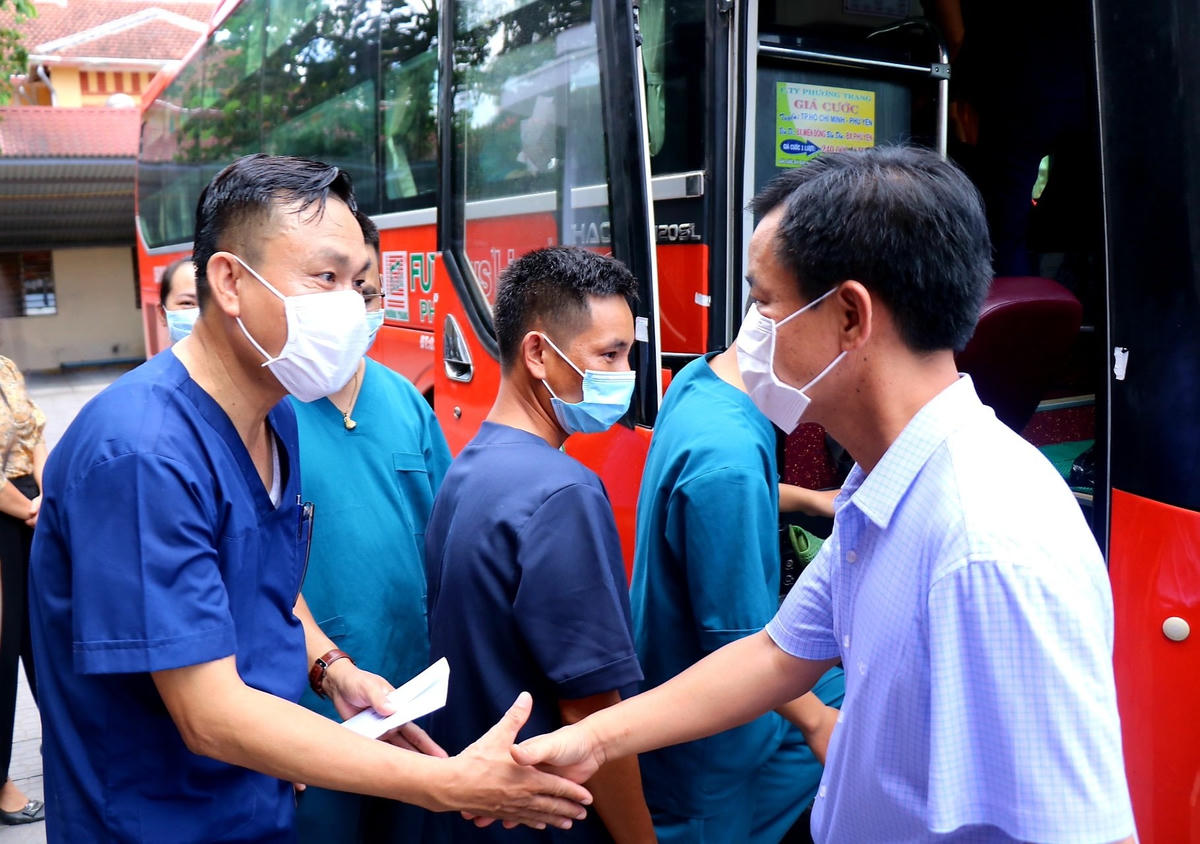 Ông Nguyễn Văn Phương (bìa phải), Chủ tịch UBND tỉnh Thừa Thiên - Huế động viên,đoàn công tác.