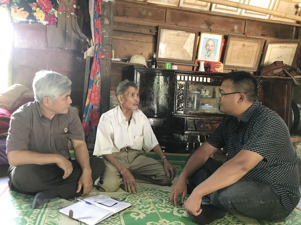 Cựu chiến binh Hồ Xuân Dừng (ở giữa), thôn Húc Váng, xã Húc, huyện Hướng Hóa người từng tham gia yểm trợ trong Chiến dịch Đường 9-Nam Lào. (Ảnh: Thanh Thủy/TTXVN).
