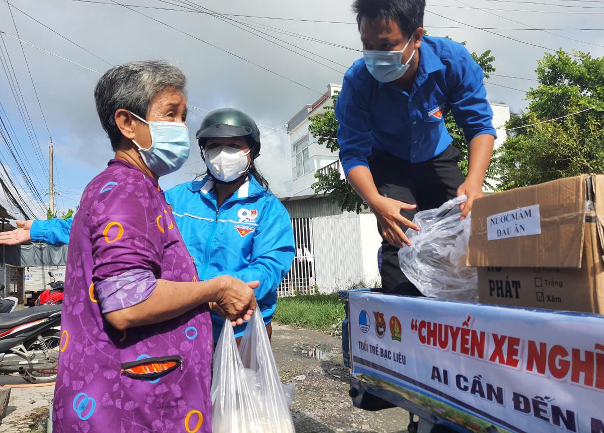 Chuyến xe nghĩa tình của Mặt trận và Đoàn thanh niên vận động hỗ trợ tận tay bà con nghèo.