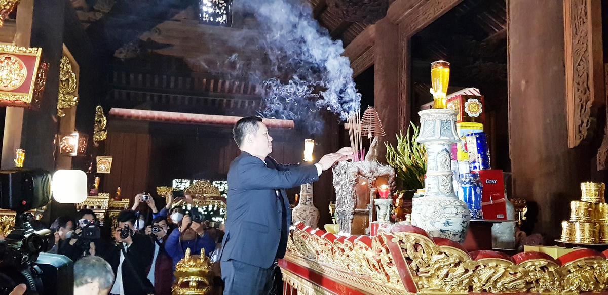 Sau khi dâng hương tại khu chính điện, nhiều du khach đã tranh thủ vãn cảnh tại Khu di tích Lam Kinh.