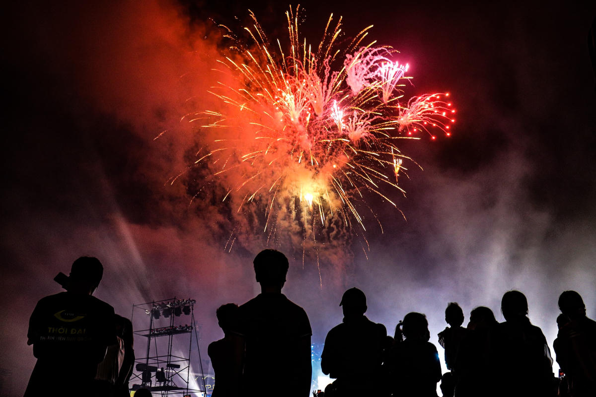 Khoảnh khắc ấm áp khi được ngắm pháo hoa bên người thân.