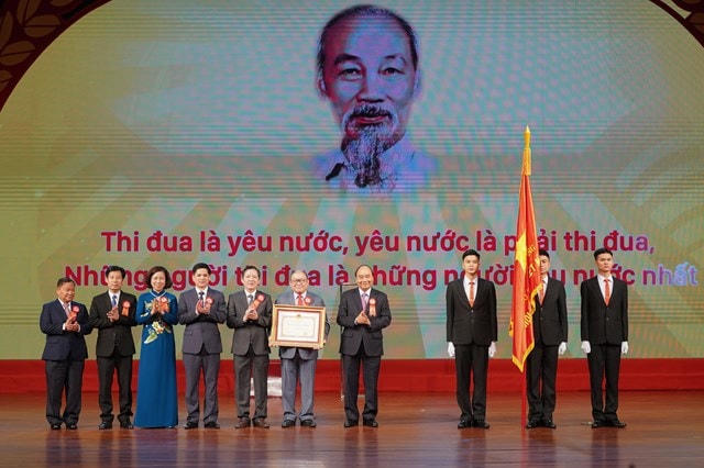 Thủ tướng Nguyễn Xuân Phúc trao Huân chương Hồ Chí Minh cho Hội Nông dân Việt Nam.  Ảnh: Quang HIếu.