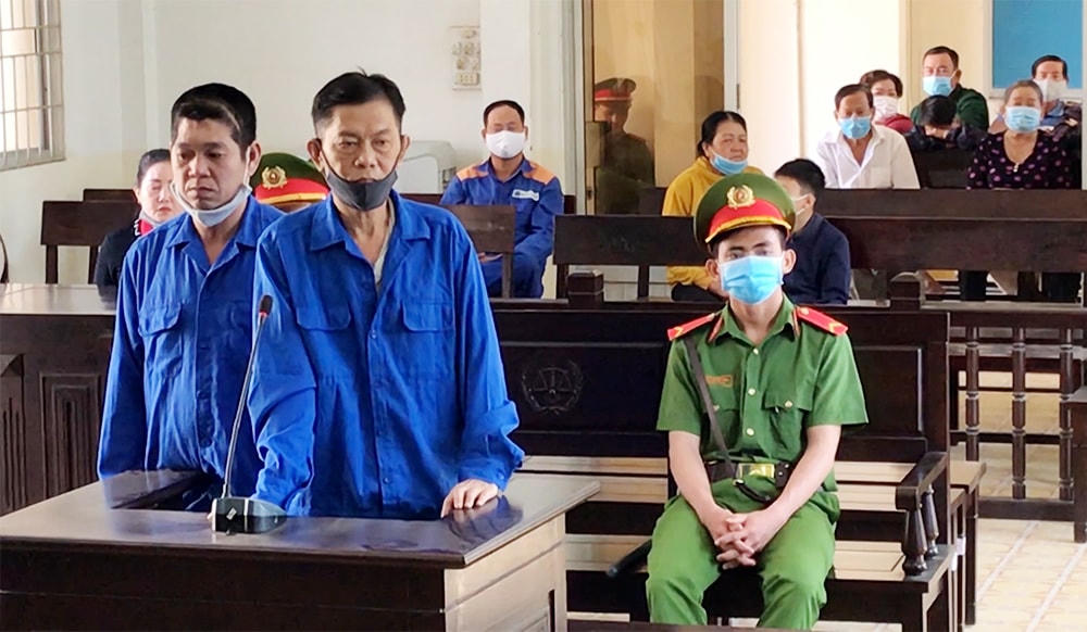 2 bị cáo Quang và Linh lãnh tổng cộng 43 năm tù về 2 tội danh "Giết người" và "Hủy hoại tài sản".