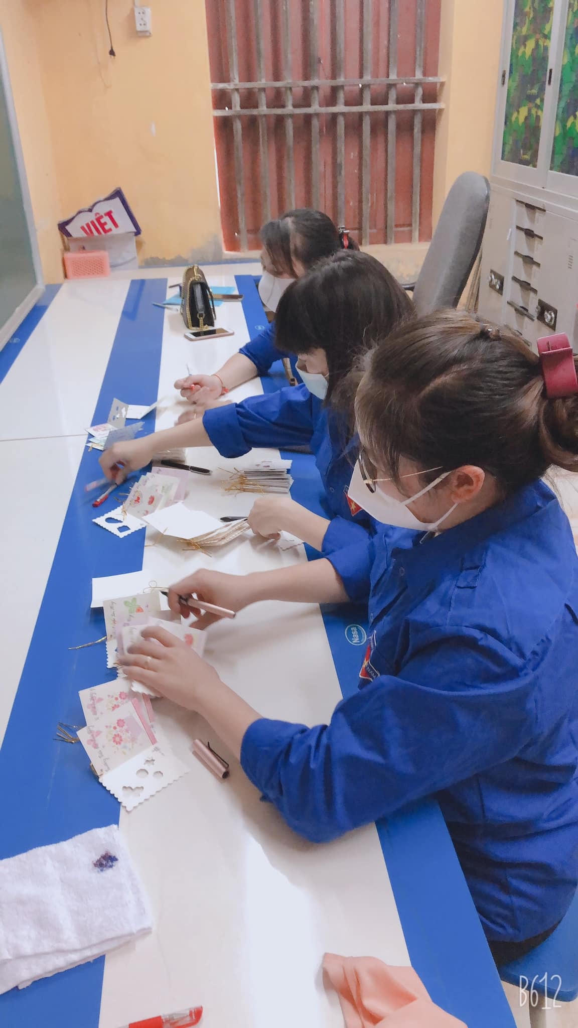 Đoàn thanh niên miệt mài, tỉ mỉ chuẩn bị quà cho các chiến sĩ. Thành đoàn Hải Dương.