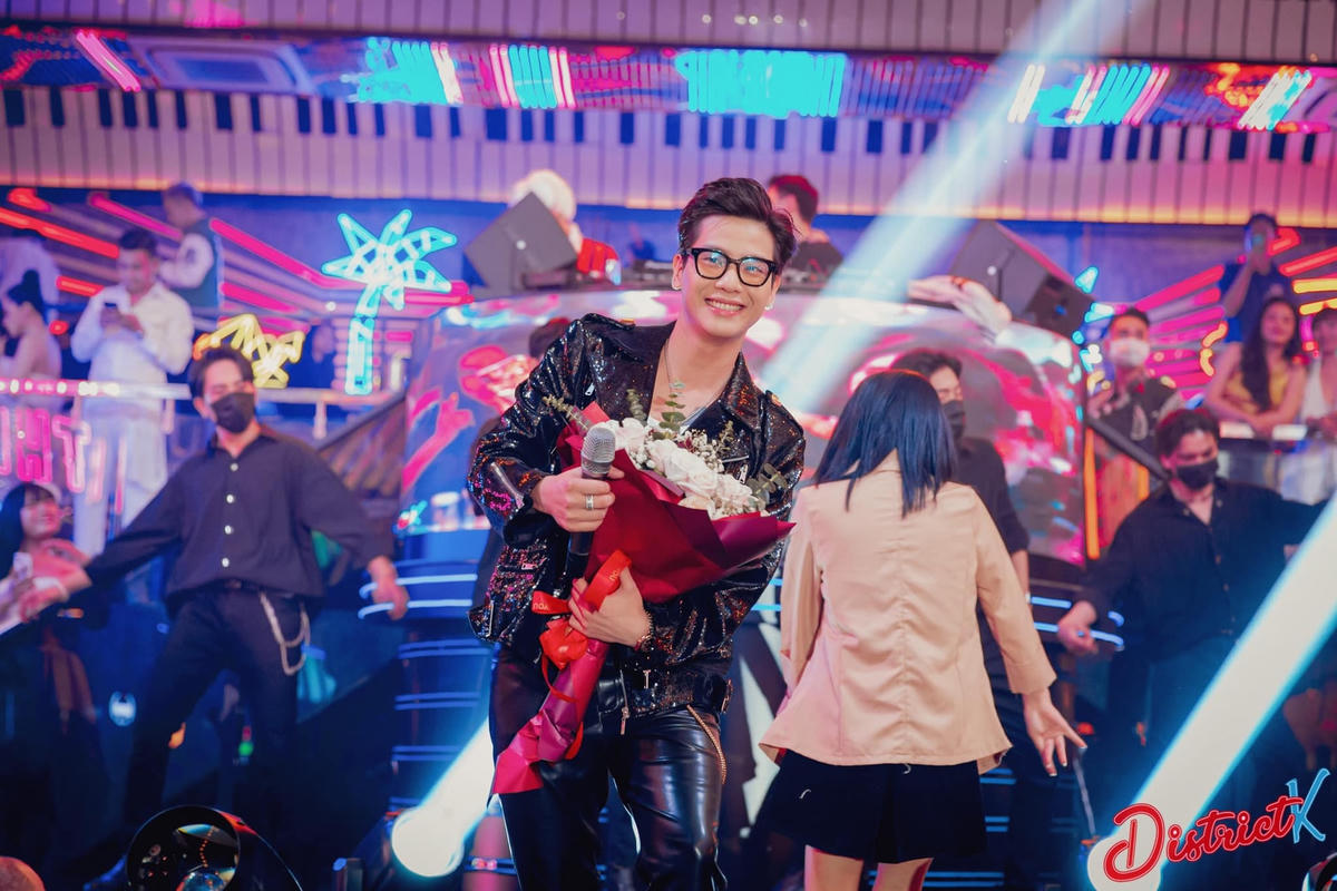 Quân A.P đốn tim fans nữ với out look mới: “Khi mà anh bước xuống phố thì xác định luôn rằng phải gọi anh là bảnh Zai”.