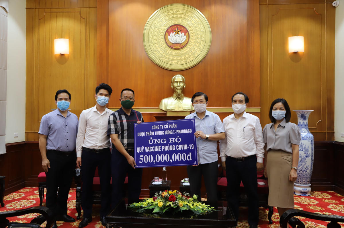 Phó Chủ tịch Nguyễn Hữu Dũng tiếp nhận ủng hộ từ Công ty CP Dược phẩm Trung ương I - Pharbaco.