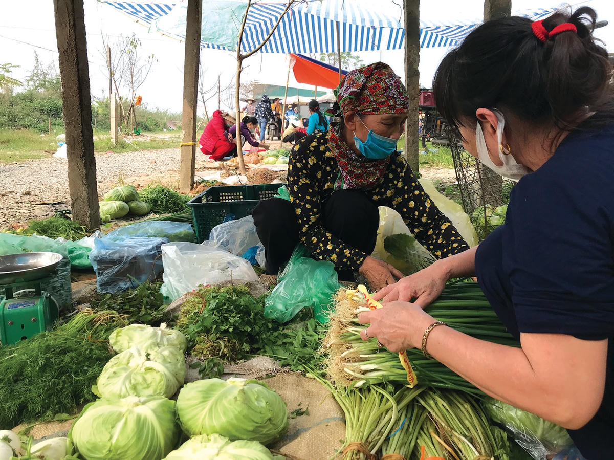 Người dân quanh vùng có thể đến chợ tìm mua lương thực, thực phẩm.
