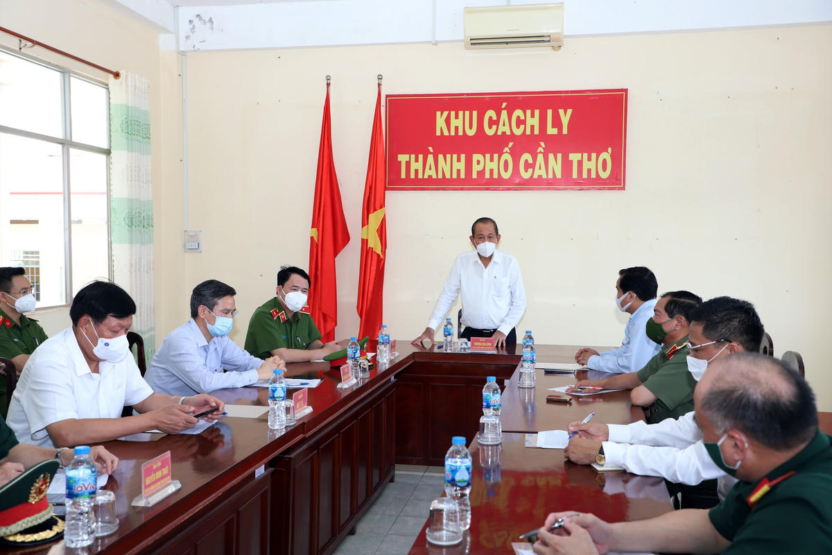 Phó Thủ tướng Thường trực Chính phủ Trương Hoà Bình thăm khu cách ly của Cần Thơ.
