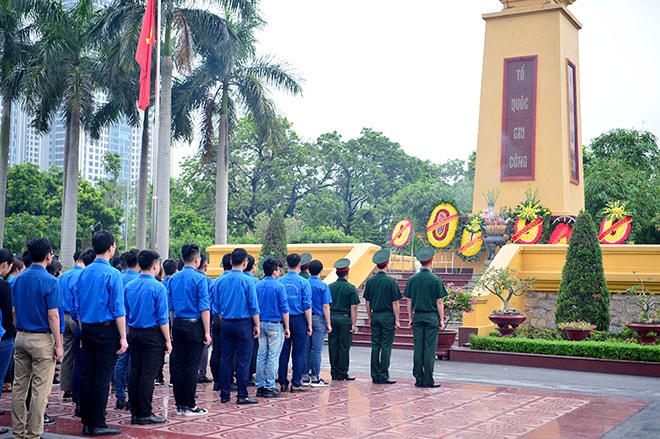 Đoàn thanh niên Viettel được giáo dục về truyền thống của dân tộc thông qua các hoạt động tưởng nhớ Anh hùng Liệt sỹ.