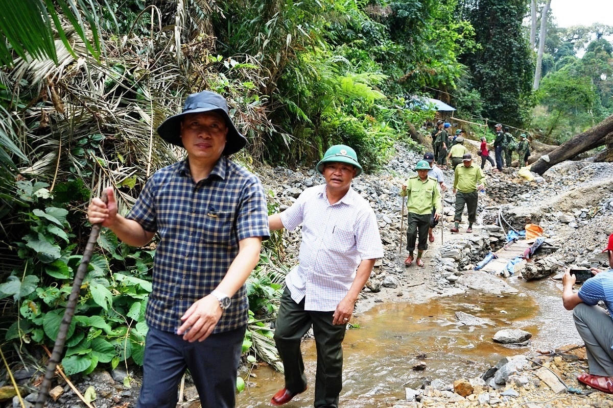 Ban chỉ đạo đi kiểm tra trước khi đánh sập các hầm vàng.