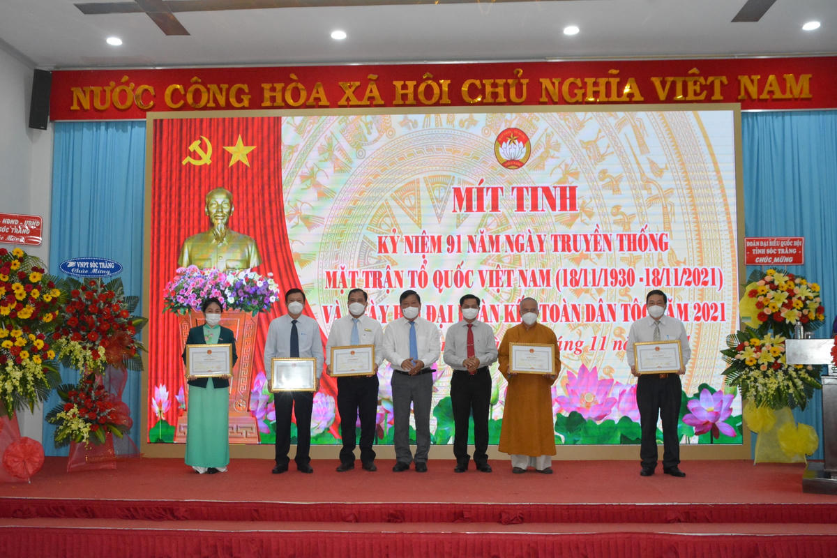 Trao Bằng khen cho các cá nhân, tập thể có nhiều đóng góp trong công tác Mặt trận.
