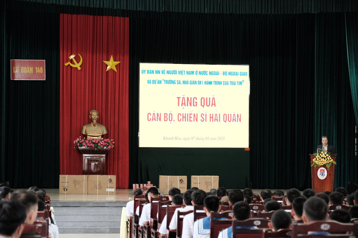 Thứ trưởng Bộ Ngoại giao Đặng Minh Khôi phát biểu động viên cán bộ chiến sĩ hải quân trước khi lên đường làm nhiệm vụ.
