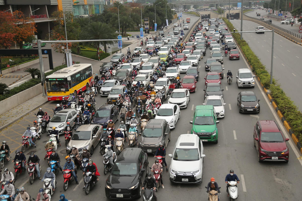 Các phương tiện giao thông nối đuôi nhau dài hàng trăm mét.