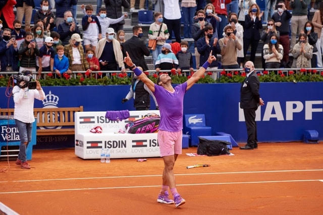 Nadal ăn mừng sau pha bóng quyết định tại Barcelona Open 2021.