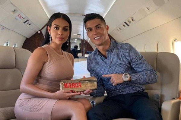 Ronaldo và bạn gái Georgina Rodriguez hạnh phúc bên nhau.